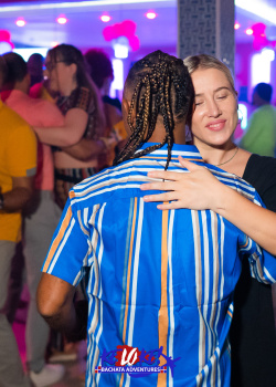 Couple dancing with sentimiento